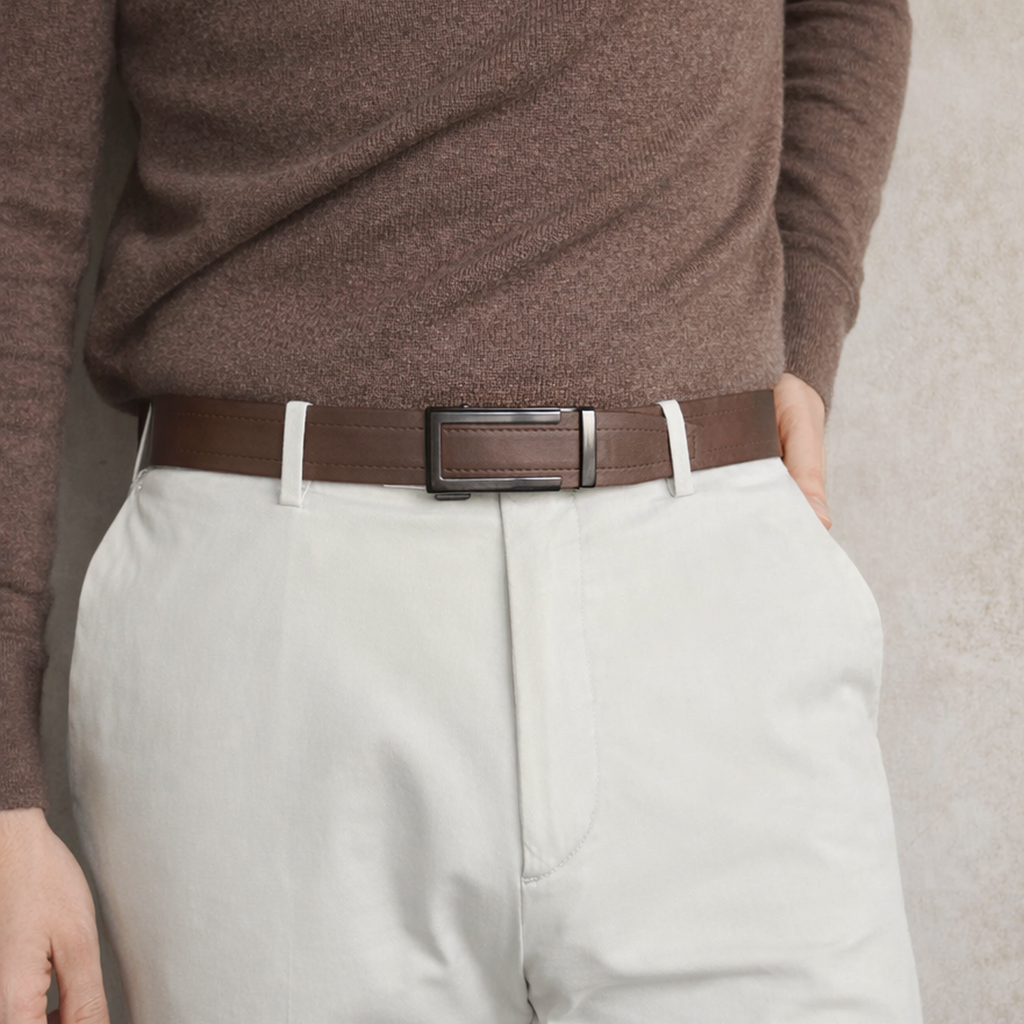 Model Stijlvolle bruine leren heren riem zonder gaatjes gedragen op een pantalon - model Amber Riemoda