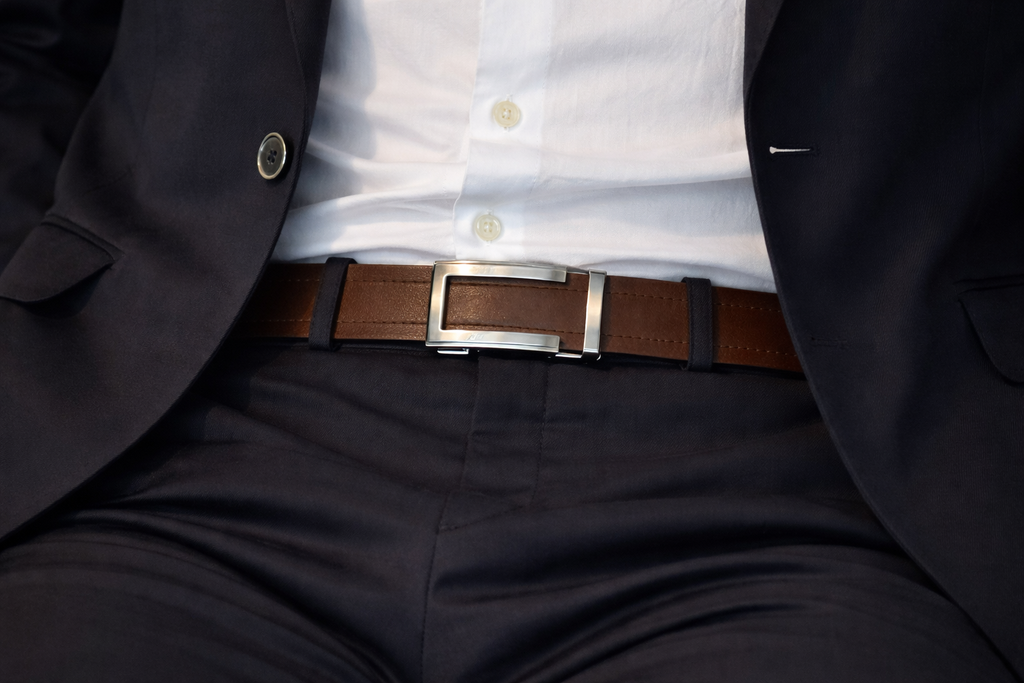 Model Stijlvolle bruine leren heren riem zonder gaatjes gedragen op een pak - model Amber Riemoda