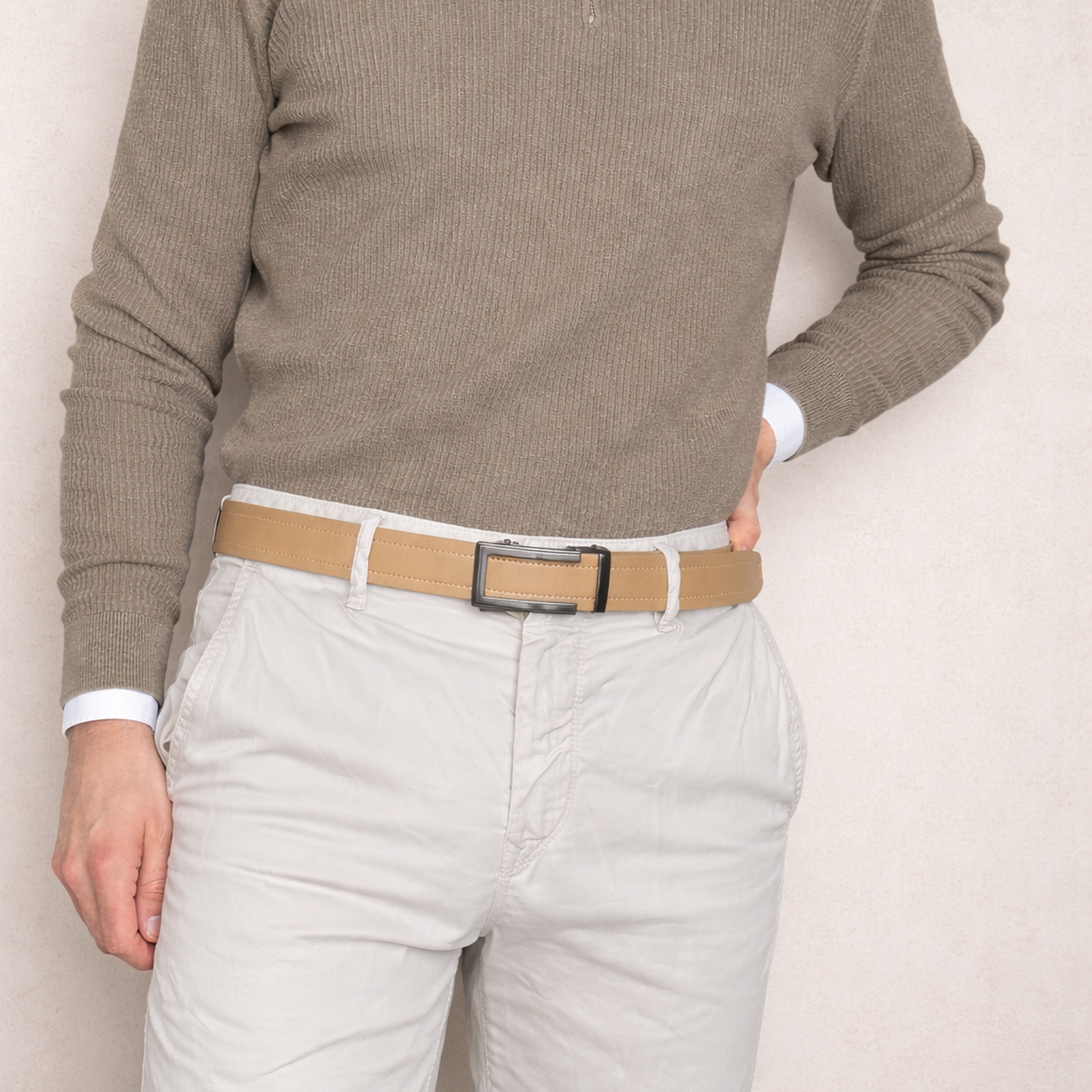 Model Stijlvolle beige leren heren riem zonder gaatjes gedragen op een chino - model Cerussite Riemoda