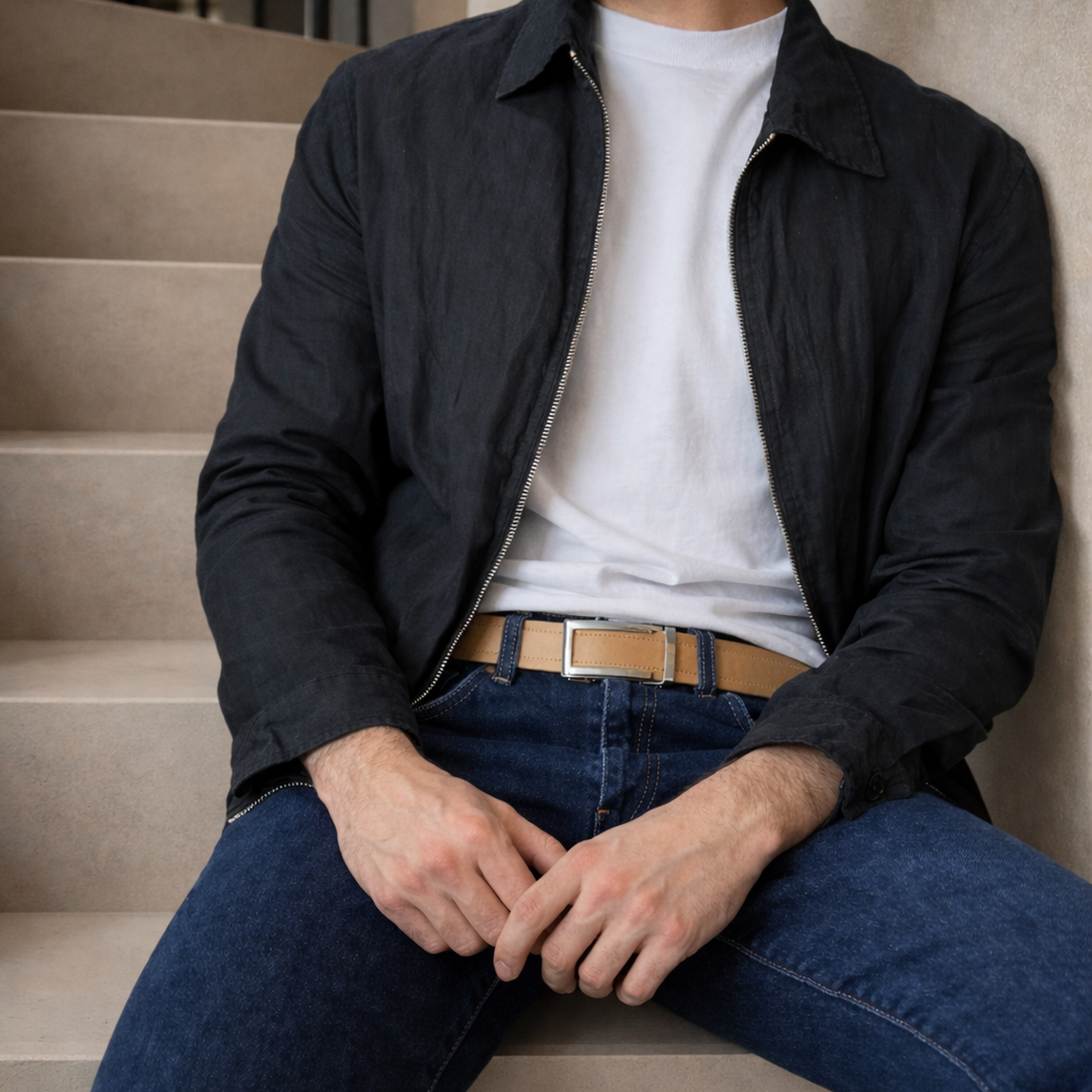 Model Stijlvolle beige leren heren riem zonder gaatjes gedragen op een spijkerbroek - model Cerussite Riemoda