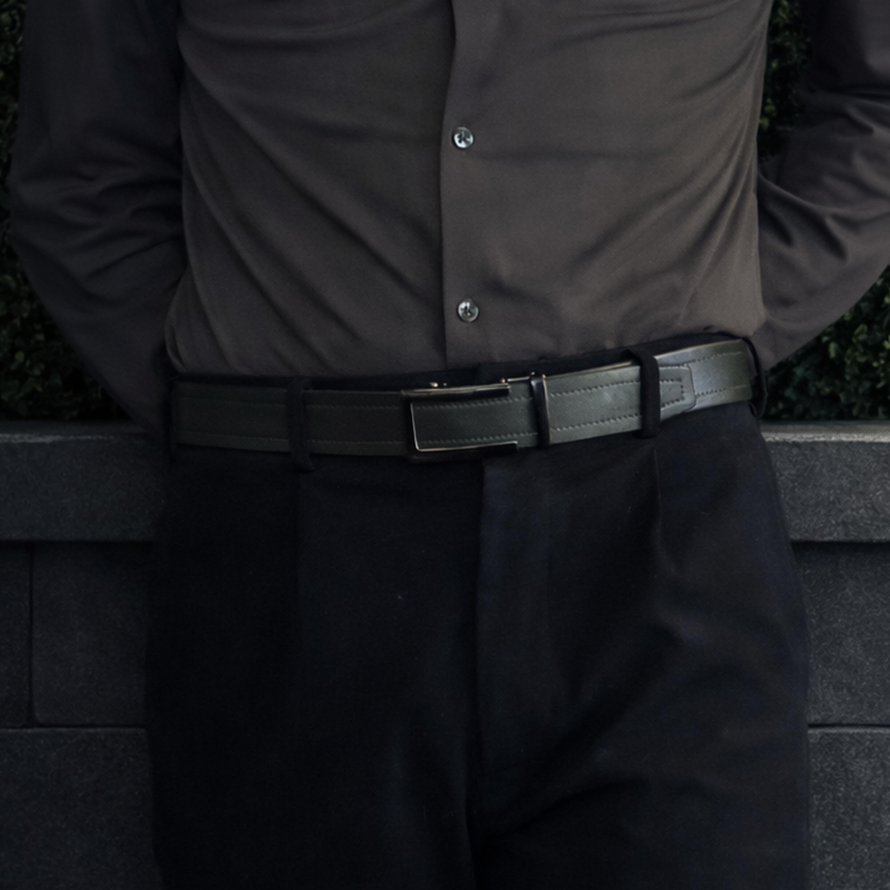 Model Stijlvolle groene leren heren riem zonder gaatjes gedragen op een pantalon - model Jade Riemoda