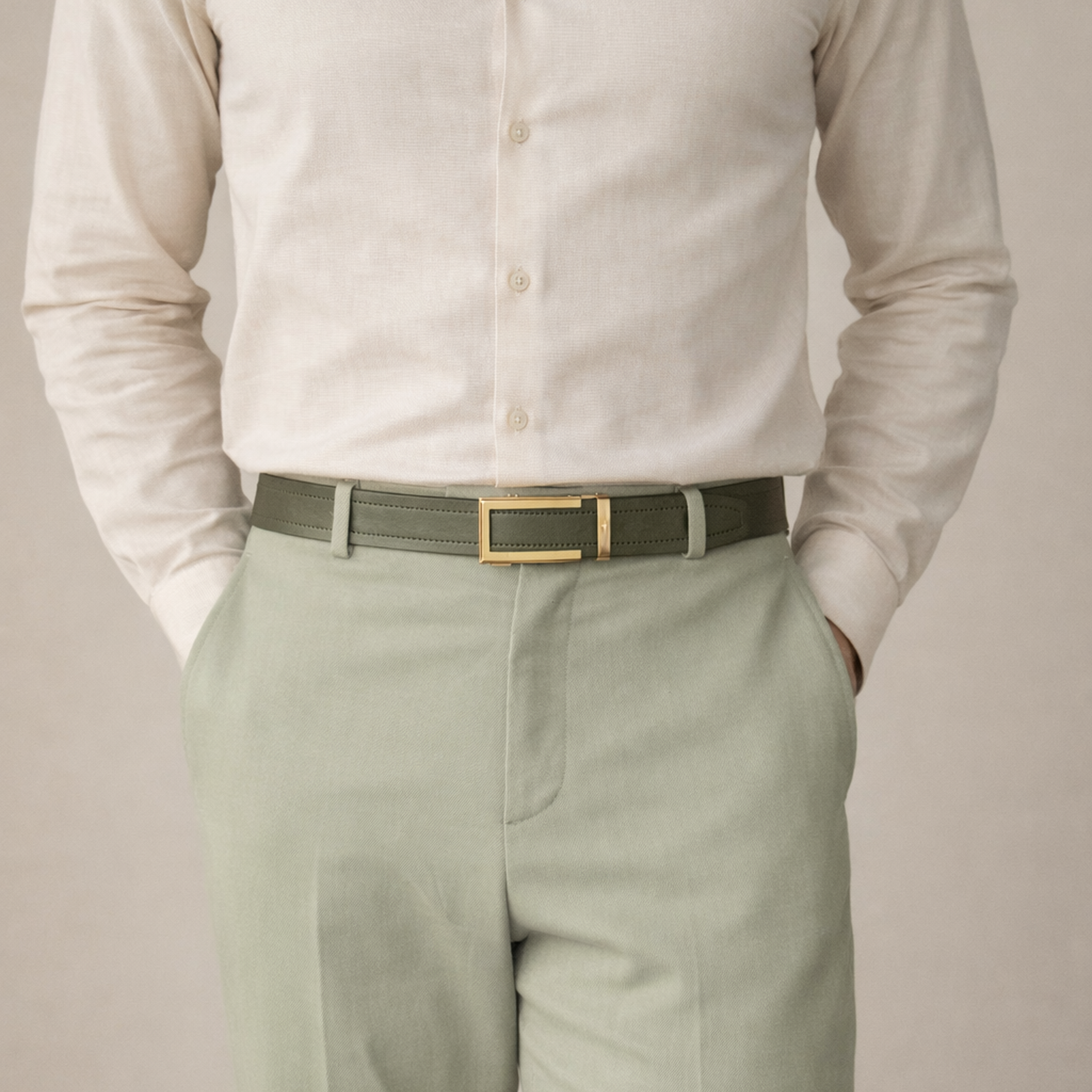 Model Stijlvolle groene leren heren riem zonder gaatjes gedragen op een pantalon - model Jade Riemoda 