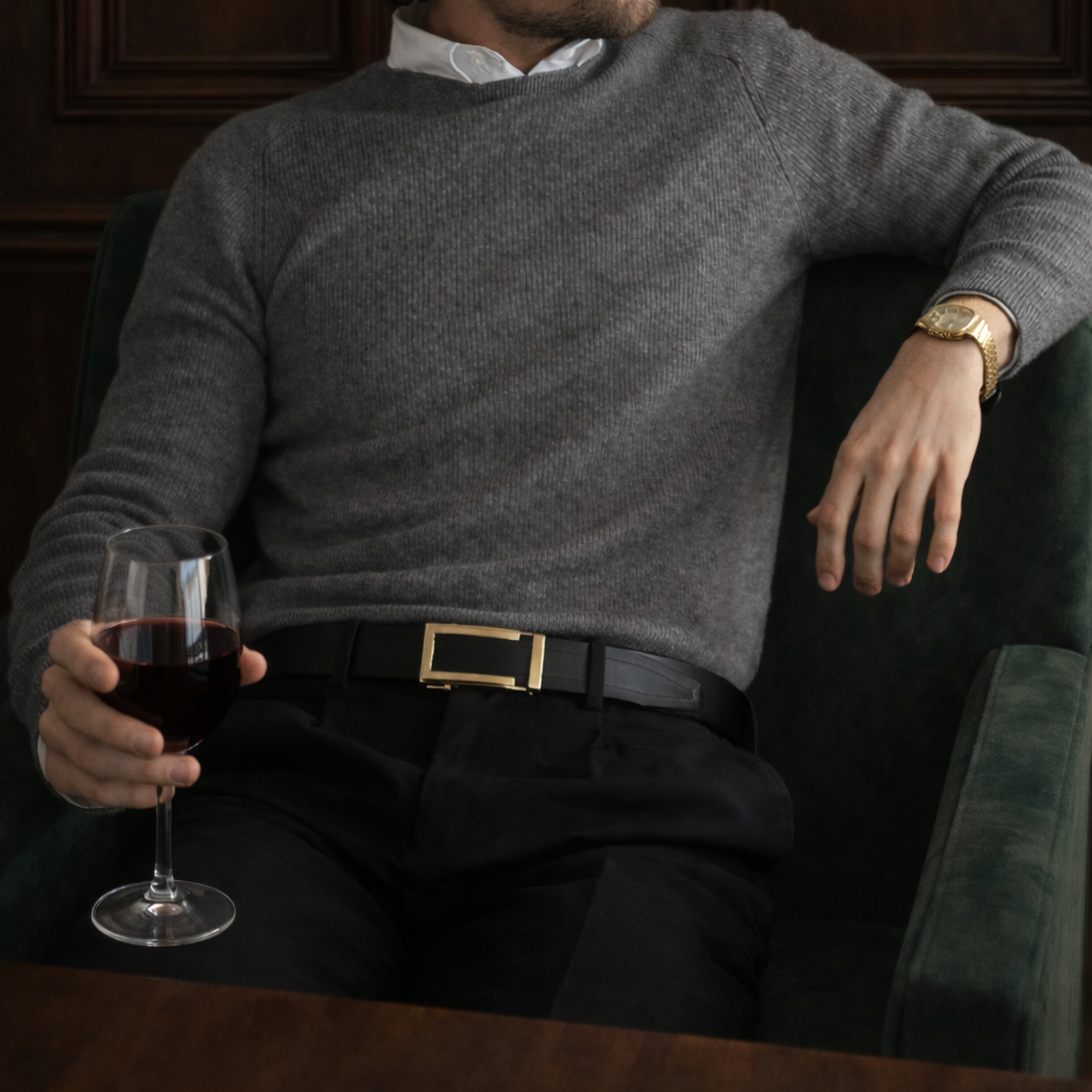 Model Stijlvolle zwarte leren heren riem zonder gaatjes gedragen op een pantalon - model Onyx Riemoda