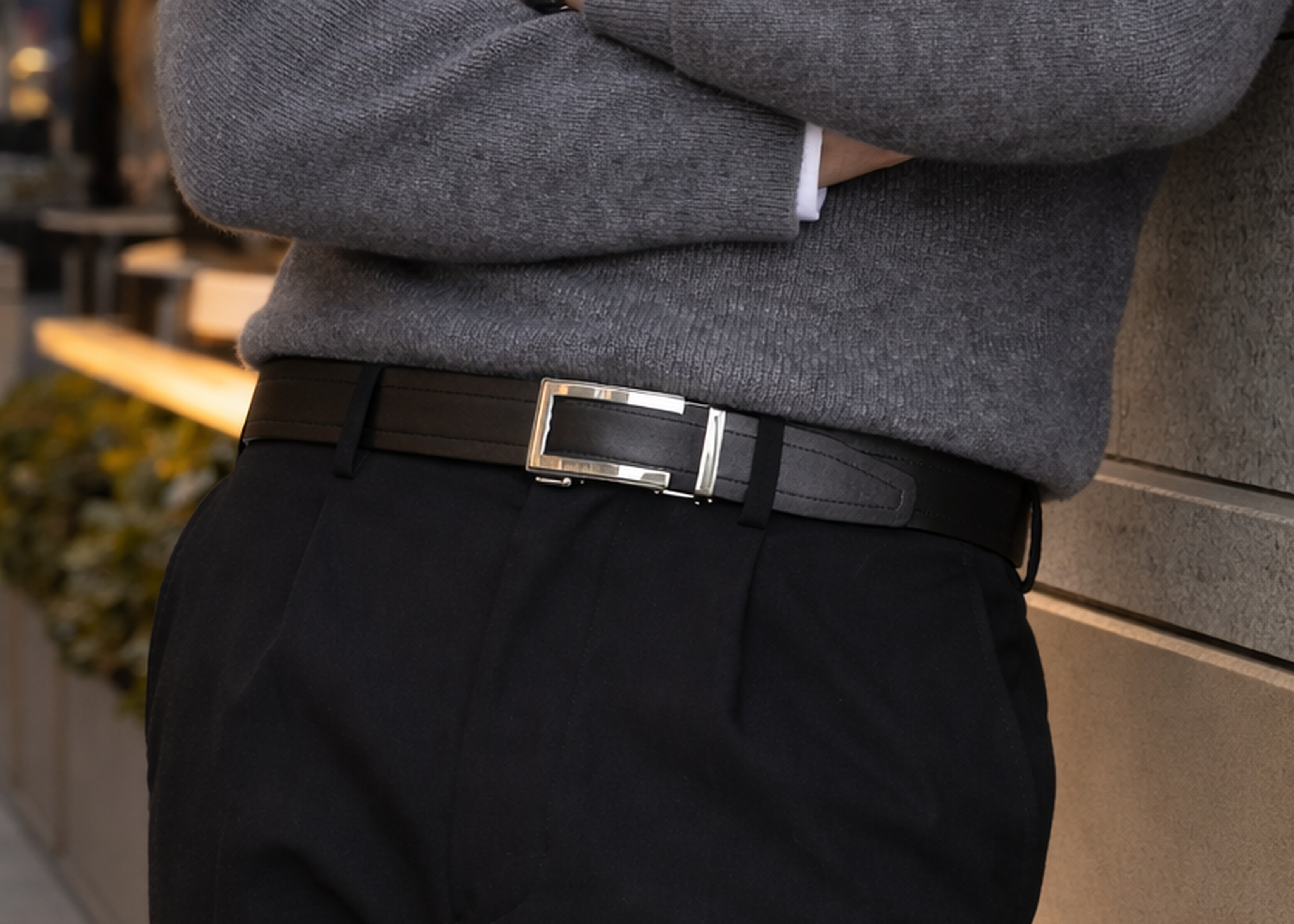 Model Stijlvolle zwarte leren heren riem zonder gaatjes gedragen op een pantalon - model Onyx Riemoda